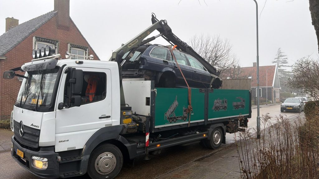 Sloopauto op de laadbak van de vrachtwagen van Wout Oudijzer