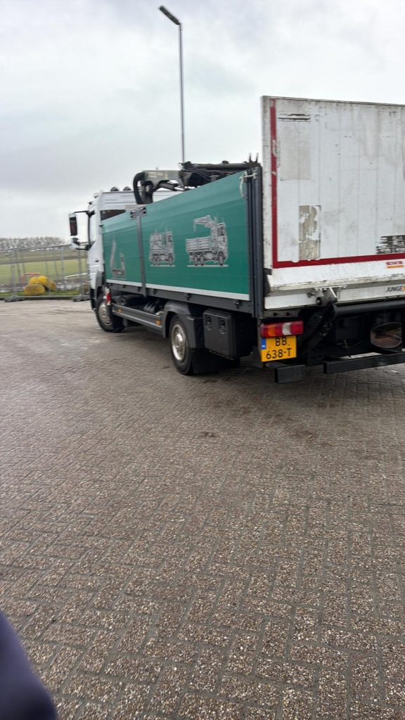 Achterkant van de vrachtwagen van Wout Oudijzer met groene laadbak