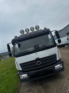 Witte vrachtwagen met laadkraan van Wout Oudijzer, schuin van voren