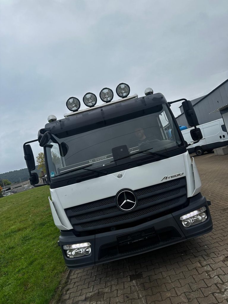 Witte vrachtwagen met laadkraan van Wout Oudijzer, schuin van voren