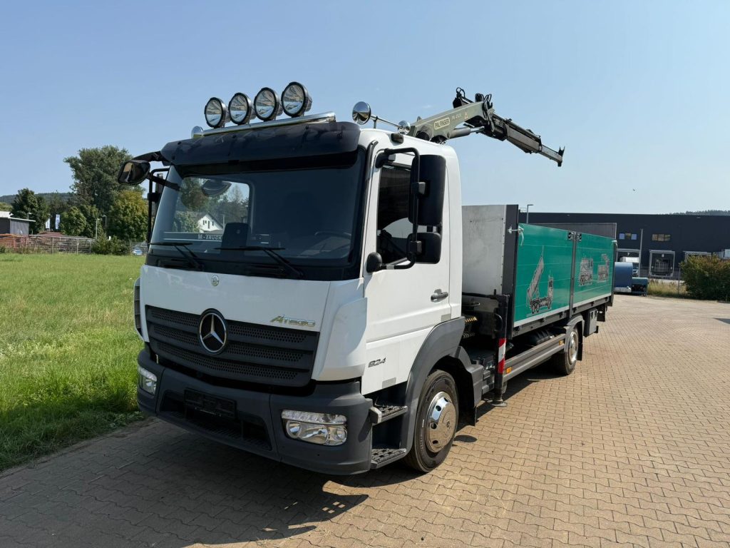 Witte vrachtwagen met laadkraan van Wout Oudijzer, schuin van voren